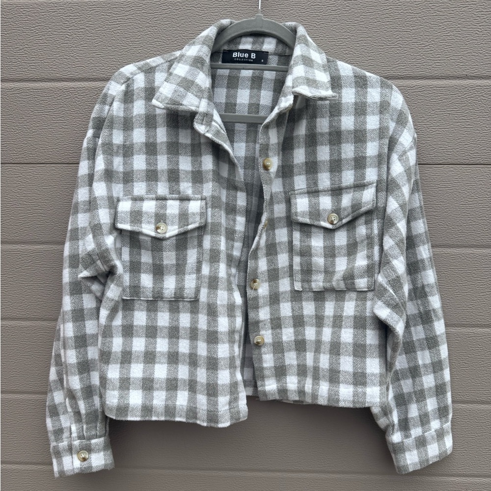 Cute as a button 😍 grey and white cropped jacket- S/M